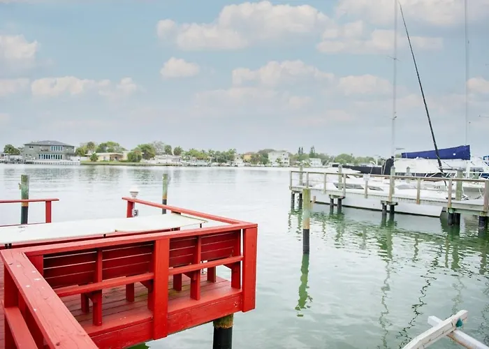 Waterfront Apt, 3 Min Walk To Beach,boats Welcome Clearwater Beach